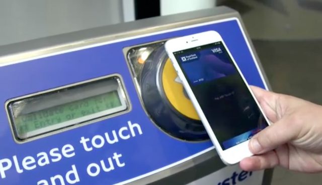 Apple Pay gebruiken bij een contactloze scanner voor een reis in London