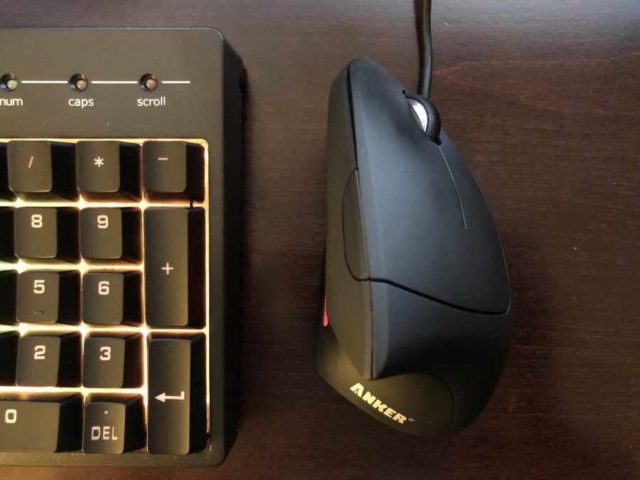 The Anker vertical mouse next to a keyboard.