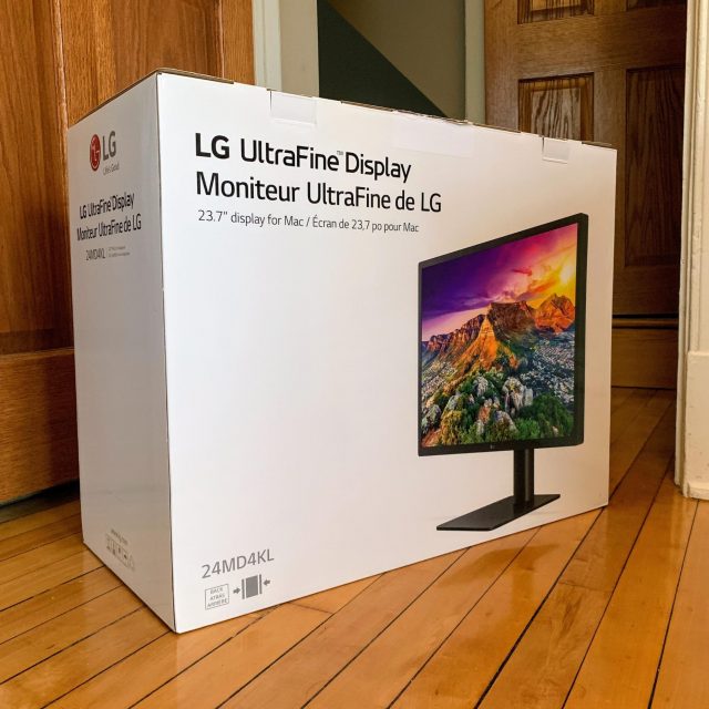 The LG UltraFine Display box.