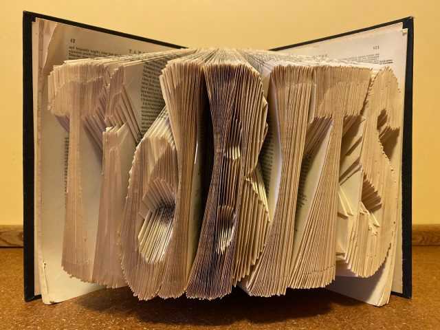 TidBITS in gevouwen pagina's van een boek