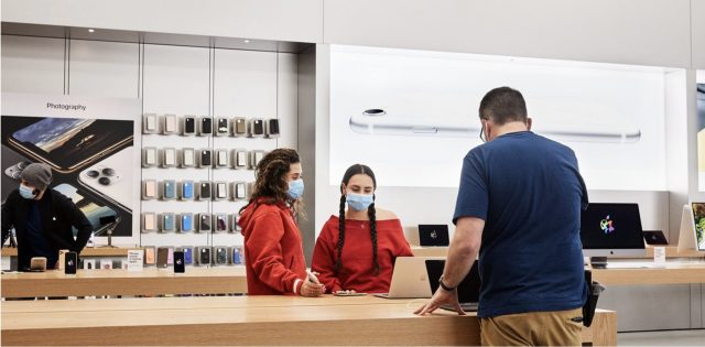 Customers wearing masks in the Apple Store
