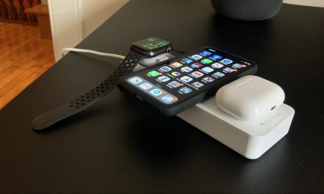 De Eggtronic Power Bar met een Apple Watch, iPhone, en AirPods hoes