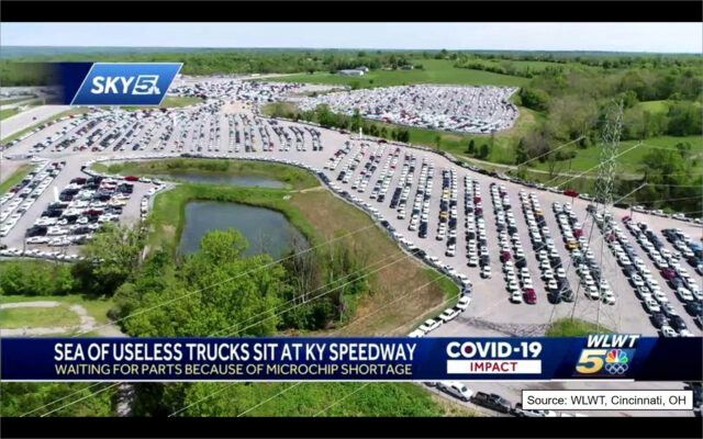 Trucks die werkeloos stilstaan bij een Kentucky speedway als gevolg van een gebrek aan chips