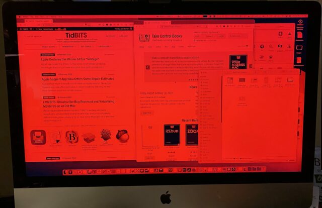 Een iMac met rood-filter